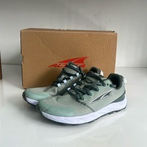 Altra Women’s Superior 6